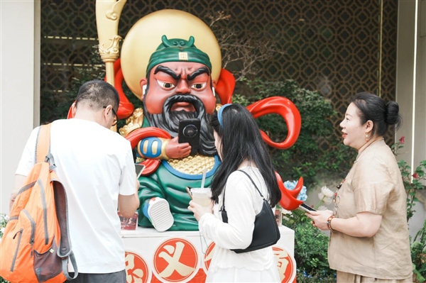 关公都连上网了 支付宝碰一下就能抽签 手办销量翻5倍