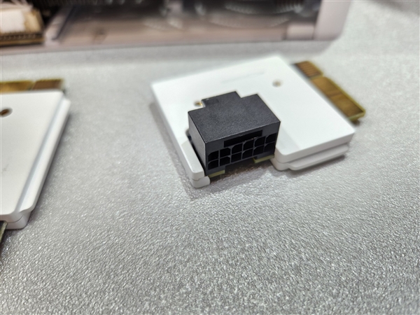 不怕烧 还干净！七彩虹把16针显卡供电接口做成了可插拔