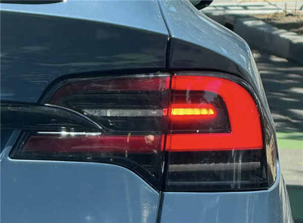 新款特斯拉Model X实车曝光：继续采用方向盘转向灯+屏幕换挡