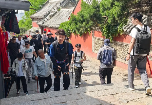 登山战神！游客花80元体验3小时租腿登泰山