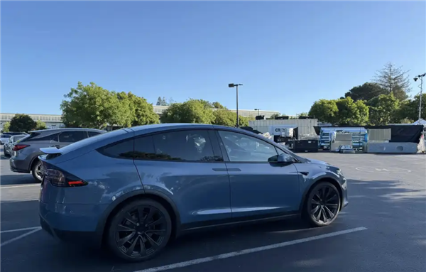 新款特斯拉Model X实车曝光：继续采用方向盘转向灯+屏幕换挡