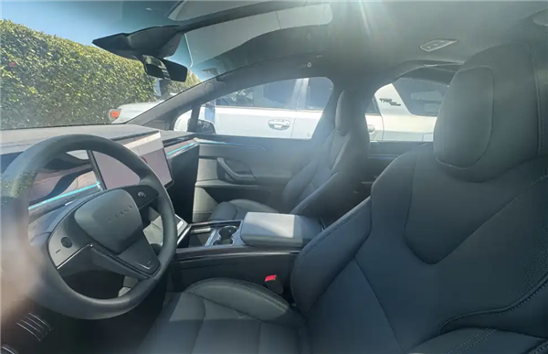 新款特斯拉Model X实车曝光：继续采用方向盘转向灯+屏幕换挡