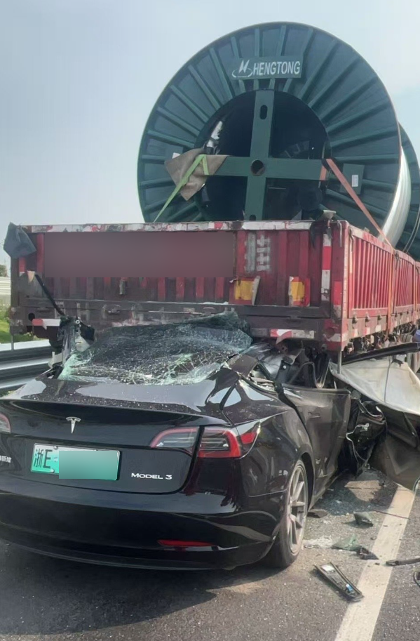 一特斯拉Model 3高速追尾半挂车 另一台特斯拉现场目睹