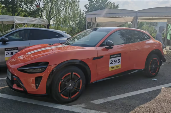 搭配封闭式轮毂+赛车拉花！小米YU7熔岩橙实车首次曝光