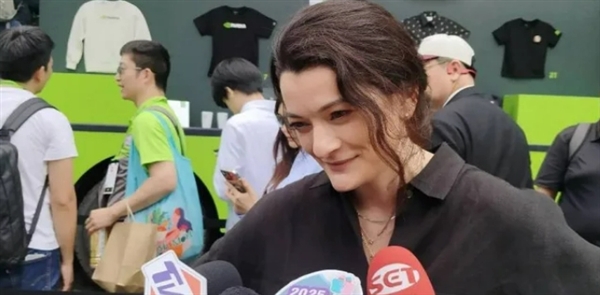 黄仁勋妻女现身中国台北电脑展：女儿黄敏珊超像爸爸