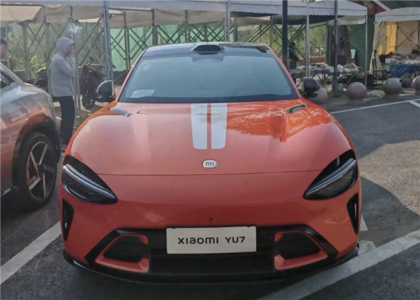 搭配封闭式轮毂+赛车拉花！小米YU7熔岩橙实车首次曝光