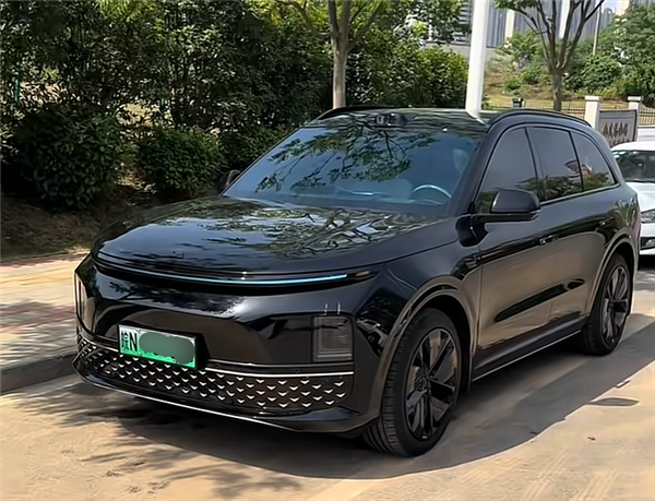 理想L6停车位上两次被撞 哨兵模式拍下全过程：能把人气笑