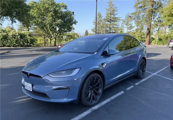 新款特斯拉Model X实车曝光：继续采用方向盘转向灯+屏幕换挡