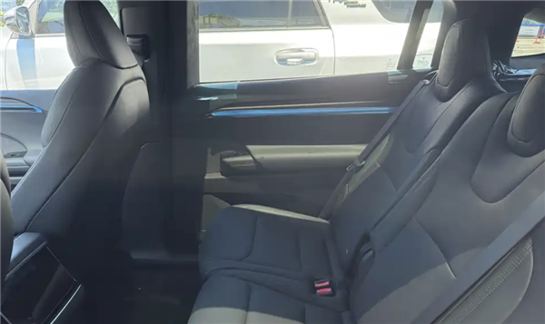 新款特斯拉Model X实车曝光：继续采用方向盘转向灯+屏幕换挡