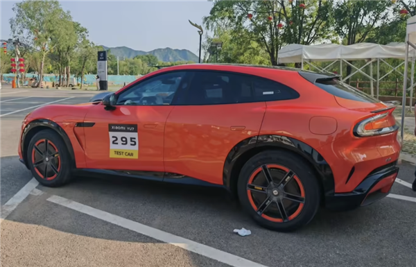 搭配封闭式轮毂+赛车拉花！小米YU7熔岩橙实车首次曝光