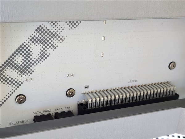 不怕烧 还干净！七彩虹把16针显卡供电接口做成了可插拔