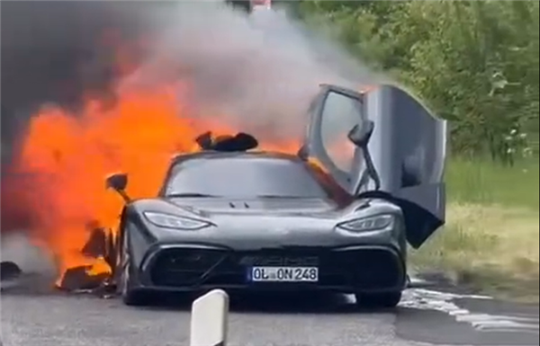 两台已被烧成焦炭！2000多万的梅赛德斯AMG ONE官宣召回