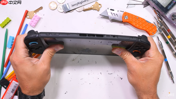 国外玩家暴力测试Switch 2耐久性 刀割火烧不建议模仿