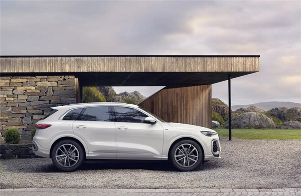 纯电续航100km！全新奥迪Q5插混版官图发布：海外售价52.5万元起