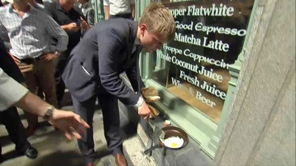 大楼闪闪发光射出“死亡光线”！街边汽车被晒化 有人在这煎鸡蛋