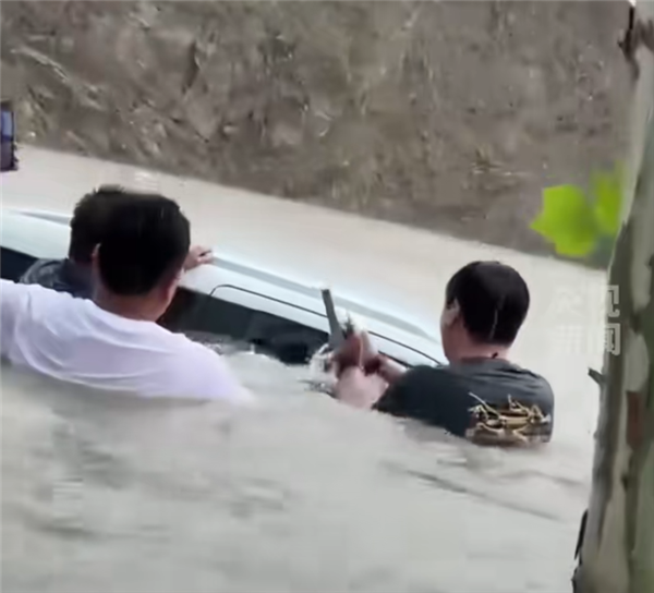 洪水淹没车顶五菱4S店员工破窗救人 五菱奖励救人团队1万元