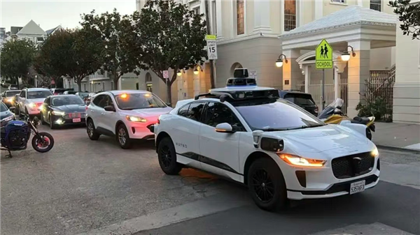 美国无人车倒大霉！Waymo一夜损失460万