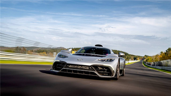 两台已被烧成焦炭！2000多万的梅赛德斯AMG ONE官宣召回