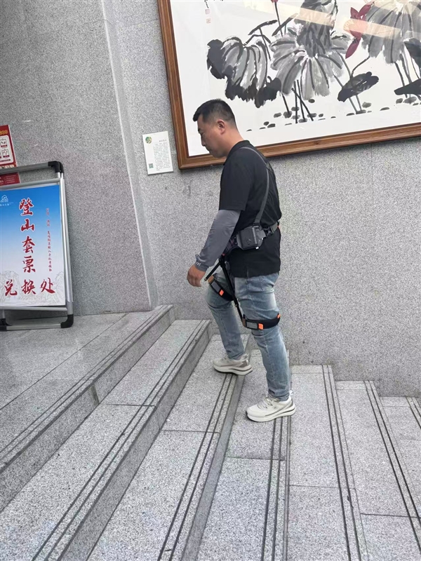 老人们的登山神器！实地探访泰山外骨骼机器人