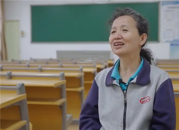 55岁大学生正式毕业 年轻时曾三次高考失败