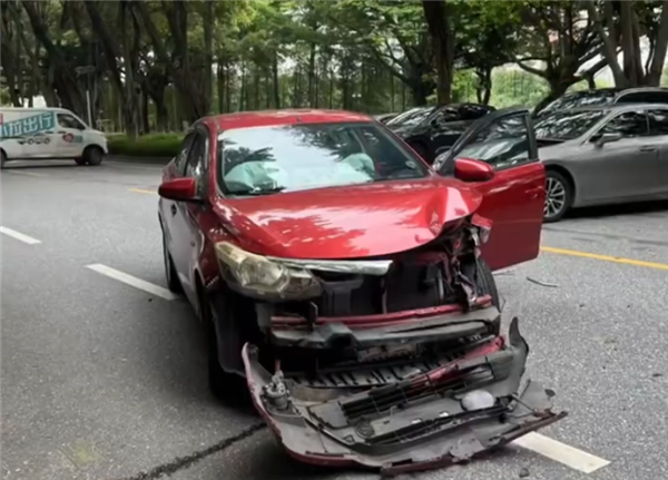 轿车送去保养店家开上路撞报废 店主：对方全责 我没责任