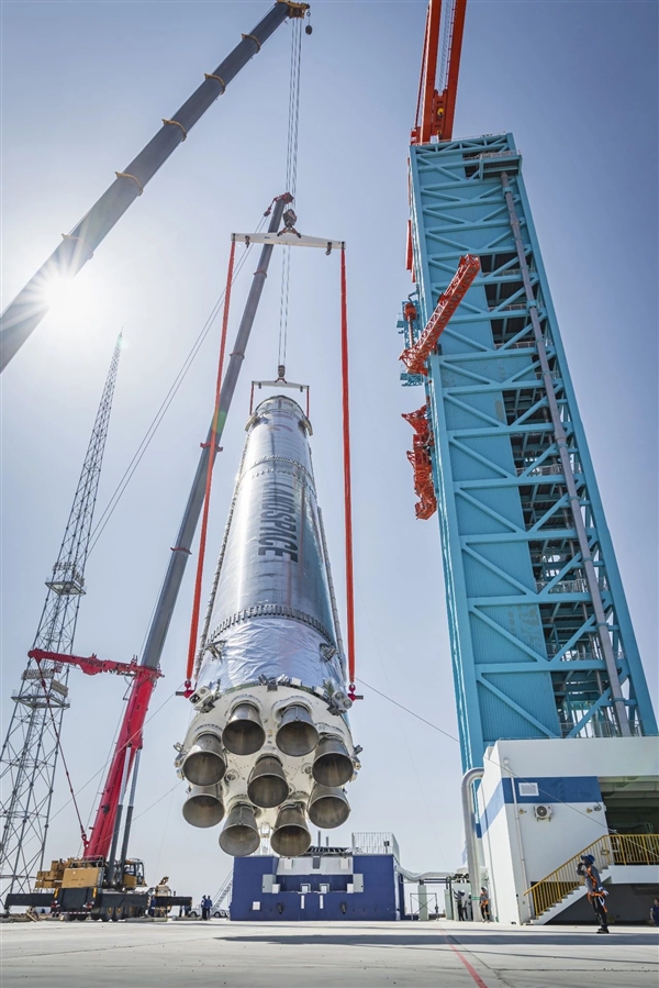 我国最大规模九机并联！朱雀三号可复用火箭一级地面点火成功