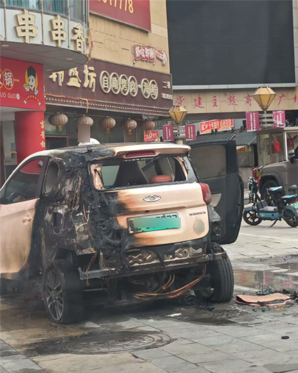 奇瑞小蚂蚁电动车停车场起火 一旁两车跟着遭殃