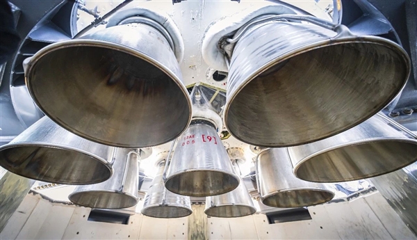 我国最大规模九机并联！朱雀三号可复用火箭一级地面点火成功