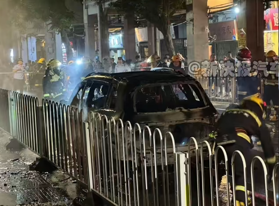 广州街头一奔驰电动车起火 整车被烧成空壳