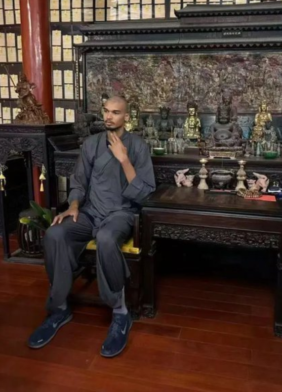 少林寺确认NBA球星文班亚马正在寺内剃发闭关 网友：少林寺史上最高僧