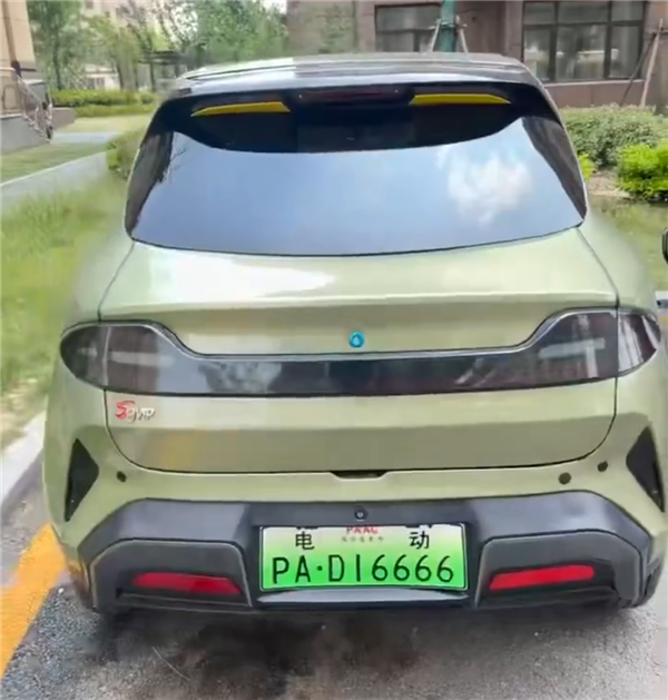 离谱！小米YU7还未上市 老头乐版已交付：车标是“M七”