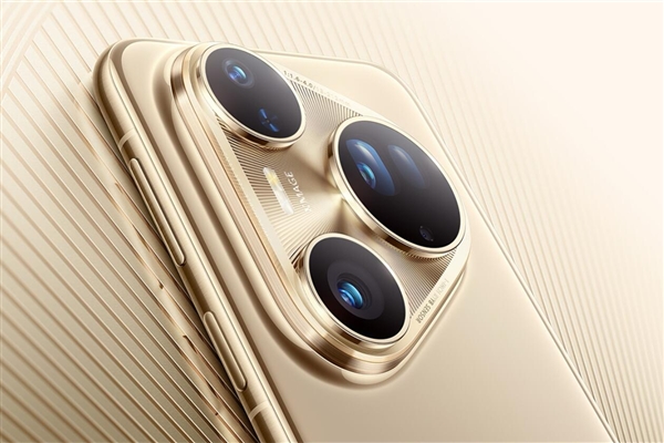 华为Pura 80系列被疯抢 一女生成为首批购机用户：很开心很激动