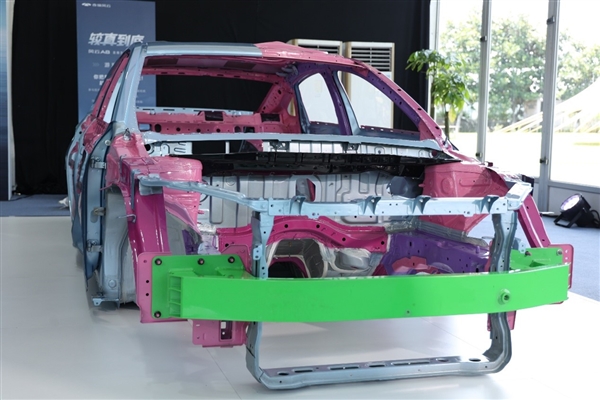 拉爆合资车！奇瑞风云A8上市：7.99万就有70公里纯电续航