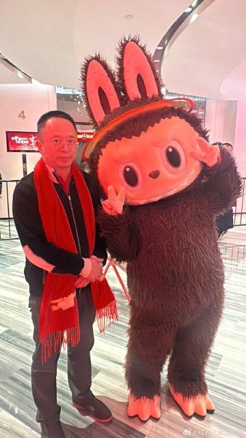 铁腕大佬也有“嫩”的一面！周鸿祎晒与Labubu合影：很可爱 