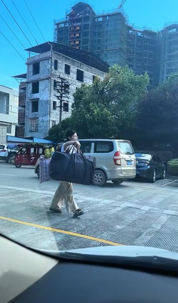 高考结束挑行李回家的女生发声：感谢关注