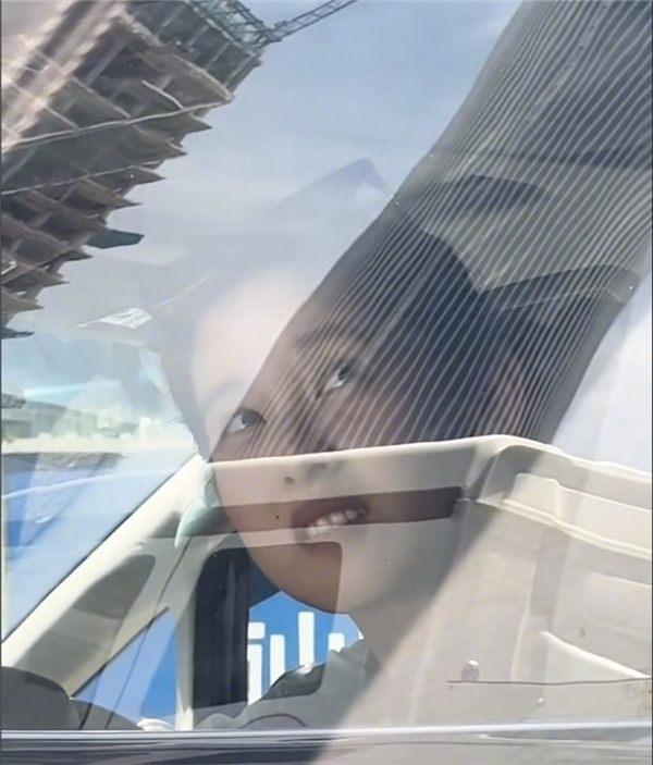 章泽天现身深圳请工友喝冰饮 点了300多杯 工友直竖大拇指点赞