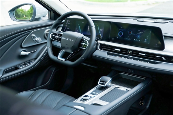 拉爆合资车！奇瑞风云A8上市：7.99万就有70公里纯电续航