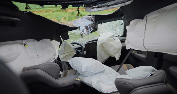 领克Z20极限测试：飞坠百米悬崖 电池无火无烟