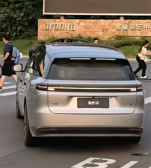 一招鲜吃遍天！理想i8最新内饰官图发布：依旧冰箱彩电大沙发