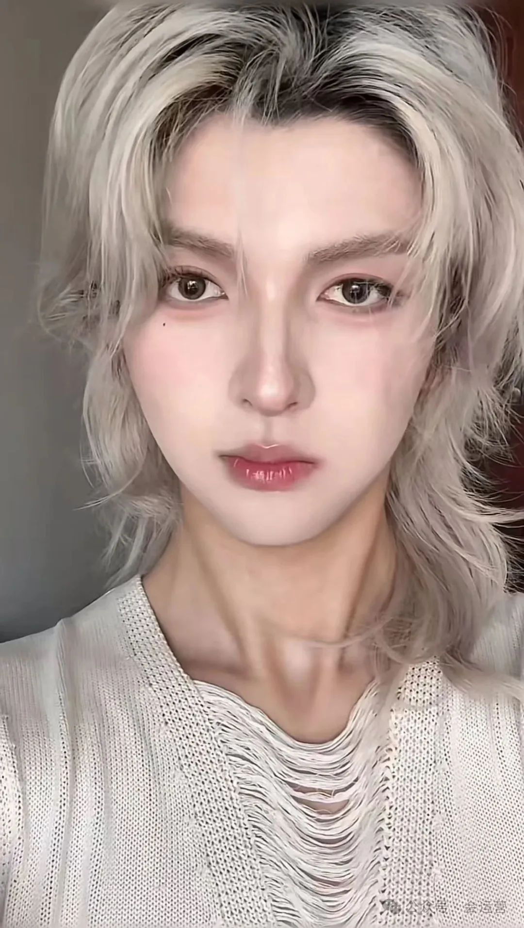 百万美妆博主小涵同学，建议扔掉过期眼影盘！