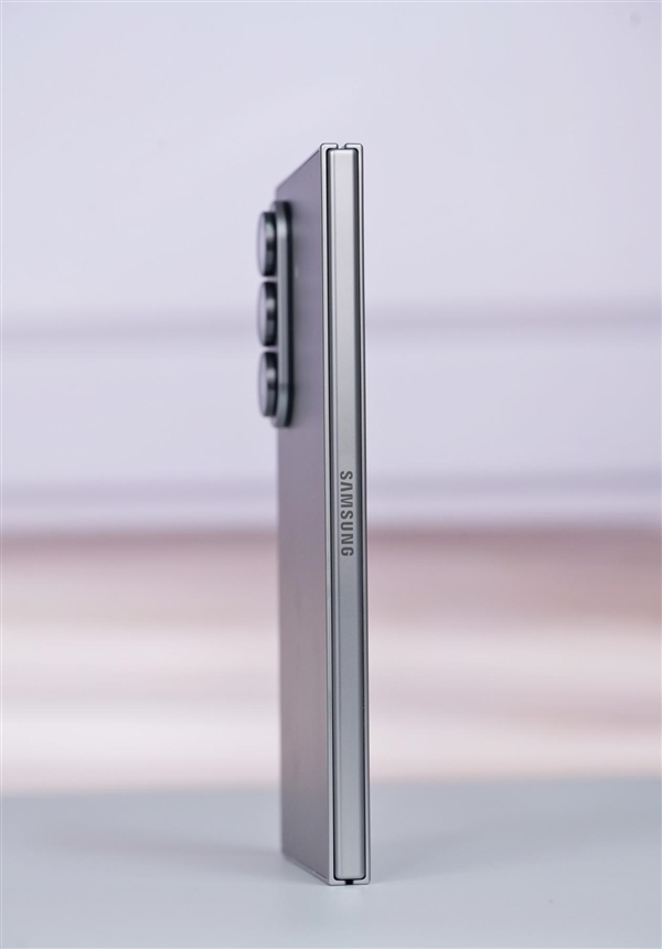 全球最轻的大折叠！三星Galaxy Z Fold7图赏