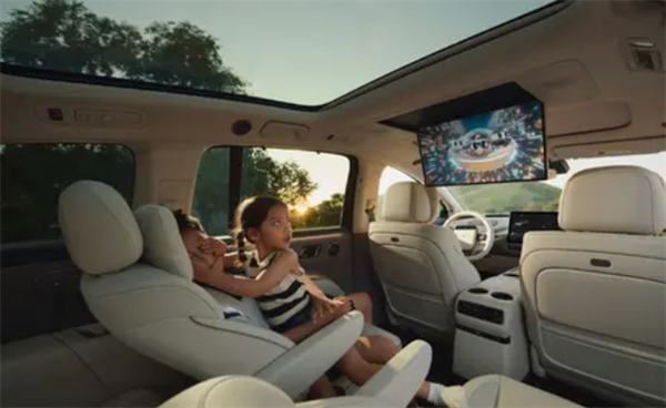 一招鲜吃遍天！理想i8最新内饰官图发布：依旧冰箱彩电大沙发