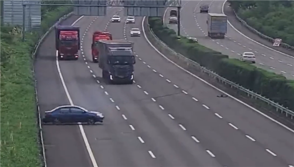 高速爆胎不拉手刹溜至路中 遇盲信辅助驾驶司机：撞成一团