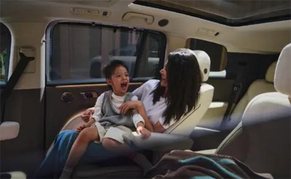 一招鲜吃遍天！理想i8最新内饰官图发布：依旧冰箱彩电大沙发