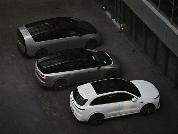 李想晒三车同框！坚称大空间纯电SUV就该像理想i8