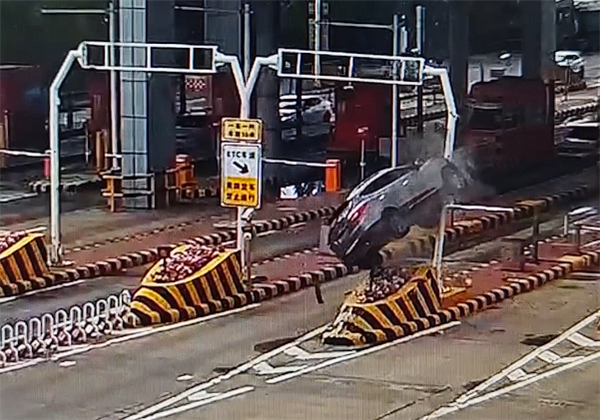 疲劳驾驶要不得！一车起飞失败、一车卡进护栏