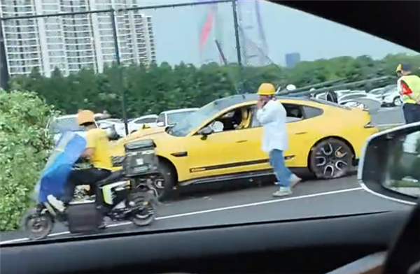 女网红开小米SU7 Ultra出事故 原车主披露更多后续：实惨