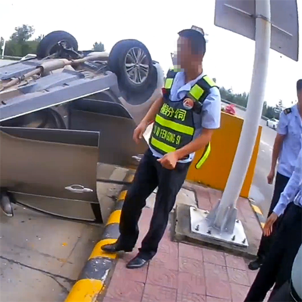 疲劳驾驶要不得！一车起飞失败、一车卡进护栏