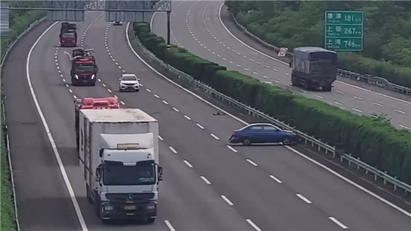 高速爆胎不拉手刹溜至路中 遇盲信辅助驾驶司机：撞成一团