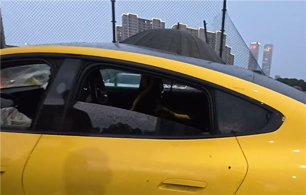 女网红开小米SU7 Ultra出事故 原车主披露更多后续：实惨